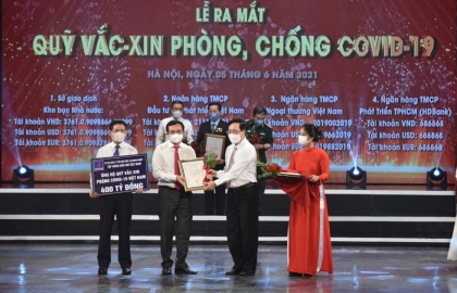 Petrovietnam trao 400 tỉ đồng xây dựng Quỹ vắc-xin phòng, chống Covid-19